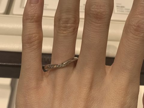 【俄(にわか)の口コミ】 指輪のデザインがおしゃれで、ダイヤがキラキラしているのが目立ち印象的…