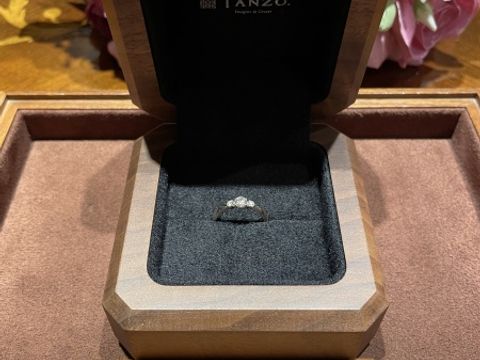 【TANZO.(鍛造指輪)の口コミ】 婚約指輪と結婚指輪を重ね付けして楽しみたかったので、まず結婚指輪のデ…