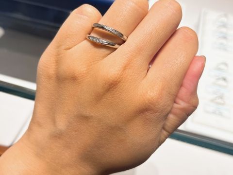 【銀座ダイヤモンドシライシの口コミ】 基本的にまっすぐのストレートの指輪を見ていましたが、こちらの写真のも…