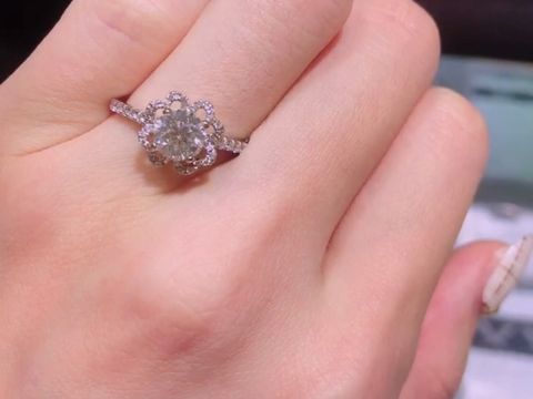 【GALA JEWELRY(ガラジュエリー)の口コミ】 デザインがとても豊富な中、細身でウェーブがかった指輪をいくつか試着さ…