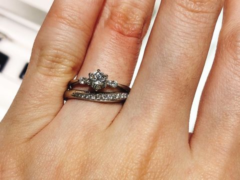 【ROYAL ASSCHER(ロイヤル・アッシャー)の口コミ】 細身で指馴染みが良いものをたくさん試着させてもらいました。一番中央の…