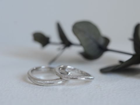 【CRAFY(クラフィ)の口コミ】 最初は婚約指輪と同じブランドで揃えようかと思い見に行きましたが、デザ…