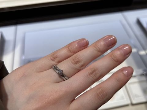 【俄(にわか)の口コミ】 婚約指輪は一粒タイプではなくてメレダイヤが付いてるデザインを探してい…