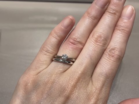 【4℃ BRIDAL(ヨンドシーブライダル)の口コミ】 シンプルなデザインで、日常的に重ね付けしても派手になり過ぎず、着けや…