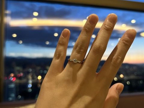 【ラザール ダイヤモンド(LAZARE DIAMOND)の口コミ】 ダイヤの美しさと普段使いもしたかったので結婚指輪と重ね付けしやすく、…