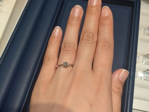 【銀座ダイヤモンドシライシの口コミ】 ブランド名にダイヤモンドと入っており、どの指輪もダイヤモンドの輝きが…