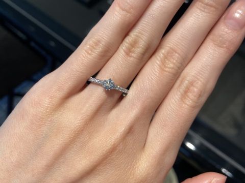 【エクセルコダイヤモンド(EXELCO DIAMOND)の口コミ】 センターダイヤモンドとデザインが決め手でした。
センターダイヤモンドの…