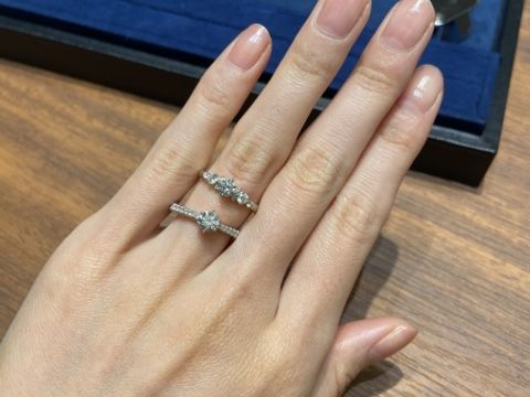 【4℃ BRIDAL(ヨンドシーブライダル)の口コミ】 写真にも載せましたが、ブロッサムというデザインがあまり見ないデザイン…