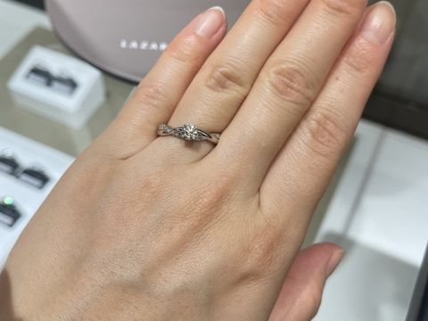 【ラザール ダイヤモンド(LAZARE DIAMOND)の口コミ】 数ある指輪の中で、このスイートアイヴィが1番可愛いかったです！メレダイ…
