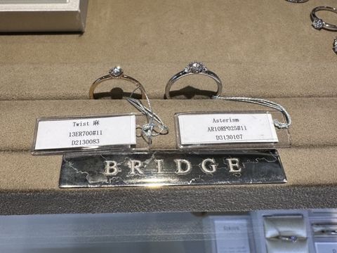 【BRIDGE(ブリッジ)の口コミ】 ブリッジ訪問当時は、センターリングのみのシンプルな婚約指輪を見ており…