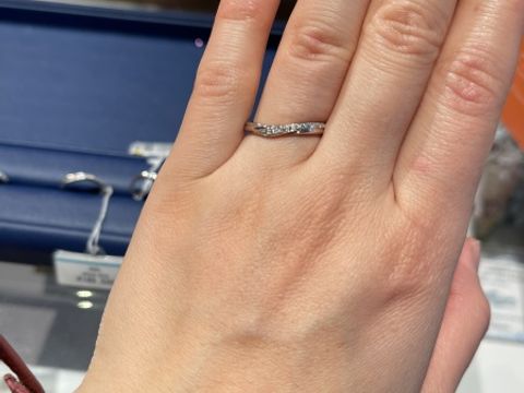 【銀座ダイヤモンドシライシの口コミ】 ストレートの指輪の比べて、単体でも可愛らしく見えます！つけ心地もとて…