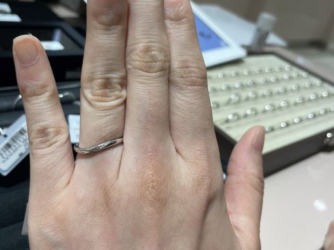 【TRECENTI(トレセンテ)の口コミ】 メレダイヤ付きの細身のウェーブデザイン。ダイヤが斜めに入っているデザ…