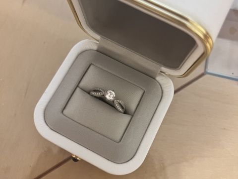 【ブシュロン(BOUCHERON)の口コミ】 とにかく可愛いです。真ん中のダイヤモンドと、丸みを帯びたラインが女性…