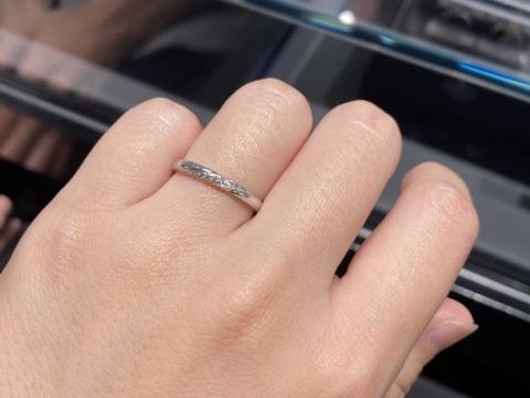 【エクセルコダイヤモンド(EXELCO DIAMOND)の口コミ】 中心には斜めにダイヤモンドが入っています。
そして、特徴的で他と違って…