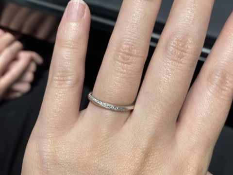 【銀座ダイヤモンドシライシの口コミ】 斜めにダイヤモンドが入っているデザインです。
このようなデザインはたく…