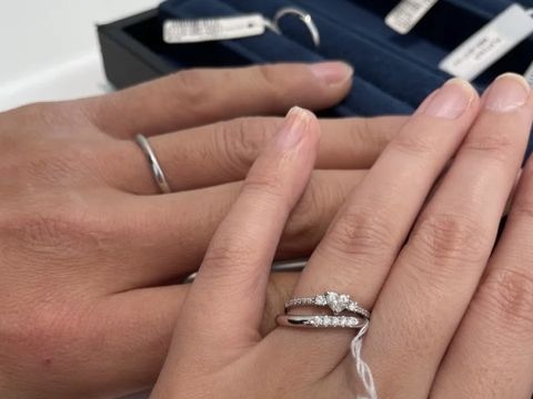 【4℃ BRIDAL(ヨンドシーブライダル)の口コミ】 ハートシェイプの婚約指輪と重ね付けできるデザインのものを探していまし…