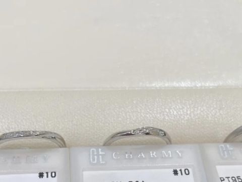 【CHARMY(チャーミー)の口コミ】 ハートシェイプの婚約指輪と重ね付けできるデザインのものを探していまし…