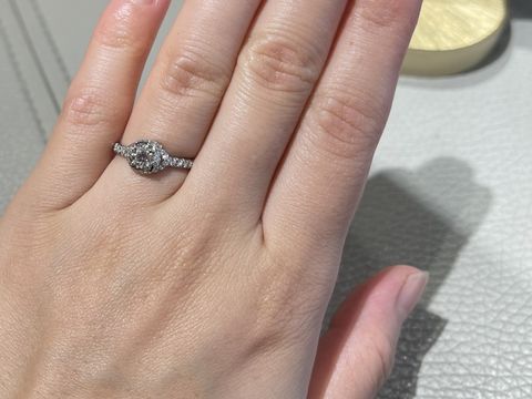 【ショーメ(CHAUMET)の口コミ】 人と被らないデザインで、華やかな婚約指輪を探していました。中央のダイ…