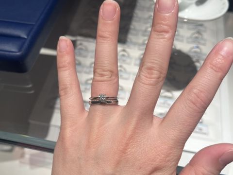 【銀座ダイヤモンドシライシの口コミ】 指輪のデザイン：シンプルだけど、ミル打ちされているスタイリッシュなデ…