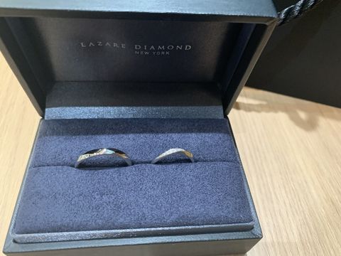【ラザール ダイヤモンド(LAZARE DIAMOND)の口コミ】 職業柄シンプルなものを探していました。小さいダイヤが4つ並んでおり上か…