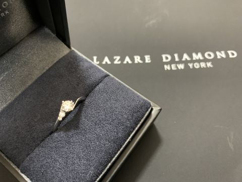 【ラザール ダイヤモンド(LAZARE DIAMOND)の口コミ】 石一つの隣に小さい石が並んでいるもので、指輪の形も指に馴染みやすいも…