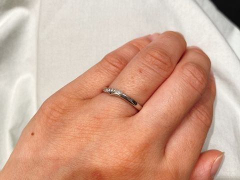 【アイプリモ(I-PRIMO)の口コミ】 ウェーブなので指が長く綺麗に見えます。ダイヤが斜めにはいっているとこ…