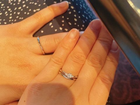 【ケイウノ ブライダル(K.UNO BRIDAL)の口コミ】 指が長く見えるデザインです。ひねりのあるデザインですが内側は指にフィ…