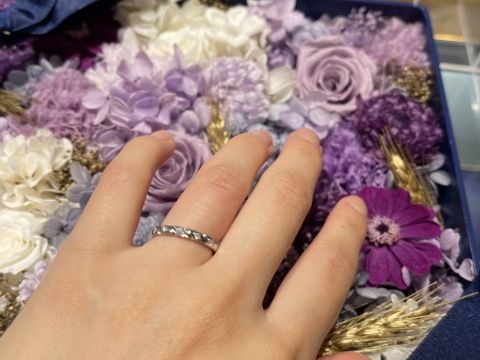 【ショーメ(CHAUMET)の口コミ】 トルサードの8ダイヤの細いタイプです。横から見てもダイヤがキラキラと輝…