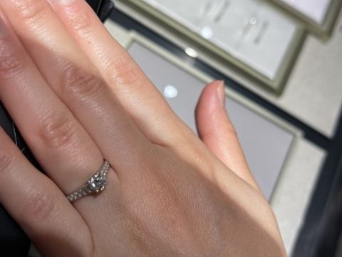 【ヴァン クリーフ＆アーペル(Van Cleef & Arpels)の口コミ】 私は今回、ロマンスソリティアを試着させて頂きました。センターダイヤは…