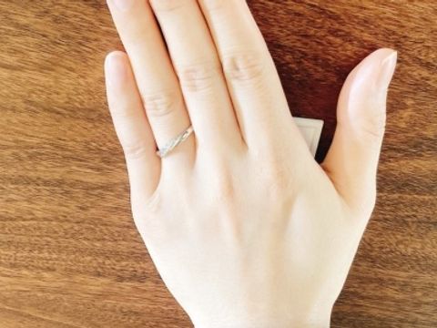 【ギンザタナカブライダル(GINZA TANAKA BRIDAL)の口コミ】 どの指輪のダイヤもキラキラと綺麗で、薄暗い照明の中にいたとしても輝き…