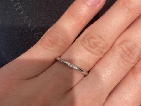 【ティファニー(Tiffany & Co.)の口コミ】 シンプルだれけど一癖あるデザインで、あまり太く無いものを探していまし…