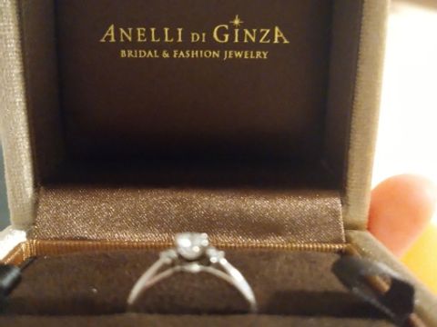 【アネリディギンザ(ANELLI DI GINZA)の口コミ】 大きなダイヤモンドの両サイドに小さなダイヤモンドがついており、お互い…