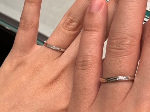 【アイプリモ(I-PRIMO)の口コミ】 指輪の形としてはストレートですが、ウェーブのデザインになっていて手に…