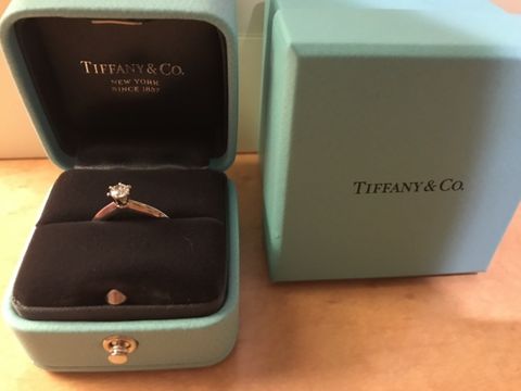 【ティファニー(Tiffany & Co.)の口コミ】 まずティファニーというブランドに憧れがあり、店を訪れた。提案してくれ…
