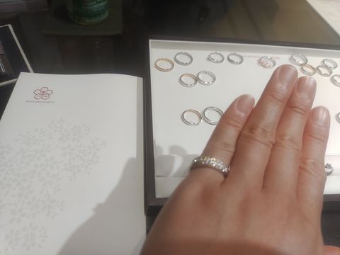 【杢目金屋(もくめがねや)の口コミ】 とにかく、指輪自体が高級感があり、色味がきれいでした。私がみてきた他…