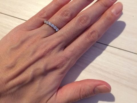 【ティファニー(Tiffany & Co.)の口コミ】 ハーフサークルシェアドプロングセッティングバンドリング。
ダイヤが囲わ…