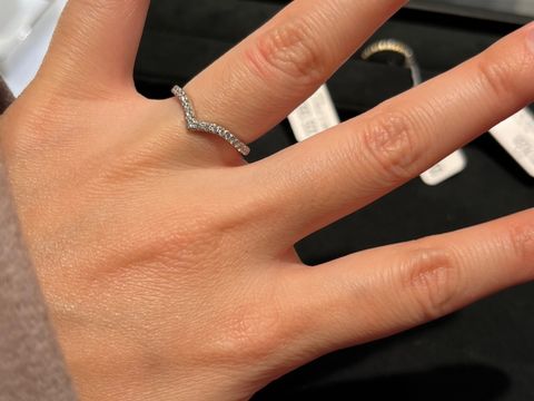 【ティファニー(Tiffany & Co.)の口コミ】 Vカット、細めのデザインであるため指が細長く華奢に見えます。またダイヤ…