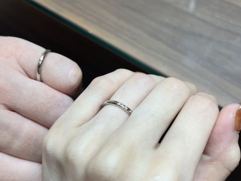 【4℃ BRIDAL(ヨンドシーブライダル)の口コミ】 商品のコンセプトにもあるように、手に取るとシンプルで上品な指輪と思い…