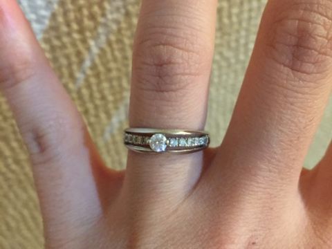 【ジュエリーツツミ(JEWELRY TSUTSUMI)の口コミ】 婚約指輪なのですが、プロポーズで改まってもらうのは照れくさいので旦那…