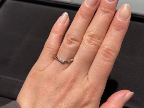 【俄(にわか)の口コミ】 出会った頃の初々しい気持ちを薄紅の桜でイメージした結婚指輪とのことで…