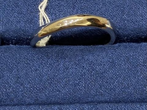 【4℃ BRIDAL(ヨンドシーブライダル)の口コミ】 デザインがシンプルかつ、ボリューム感も十分。指輪が細いと、物足りない…