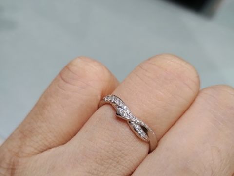 【アイプリモ(I-PRIMO)の口コミ】 アマノガワの羽衣をイメージした優雅でかわいらしい印象の結婚指輪です。I…