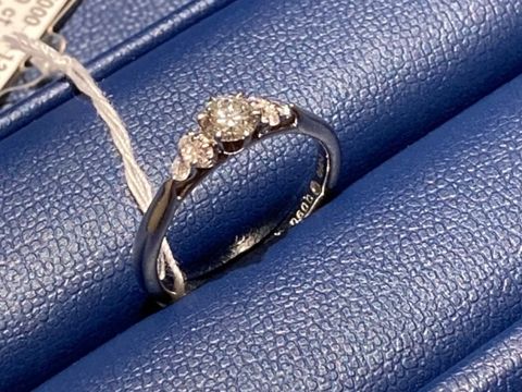 【銀座ダイヤモンドシライシの口コミ】 一番の決め手はデザインです。上品ながらも華やかできれいなデザインです…