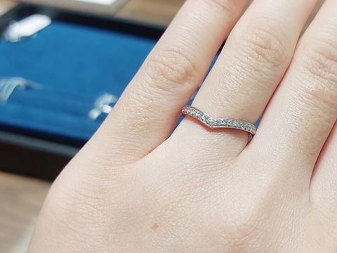 【4℃ BRIDAL(ヨンドシーブライダル)の口コミ】 Vが強めでハーフエタニティの物を探していました。外資系や卸のお店も含め…