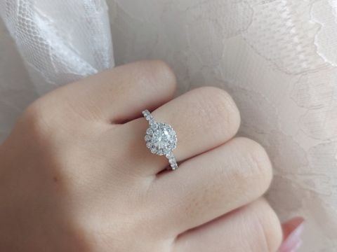 【FIRST IMPRESSIONの口コミ】 センターダイヤが0,5以上で他3Cが最高グレードレベルのヘイローリングが欲…