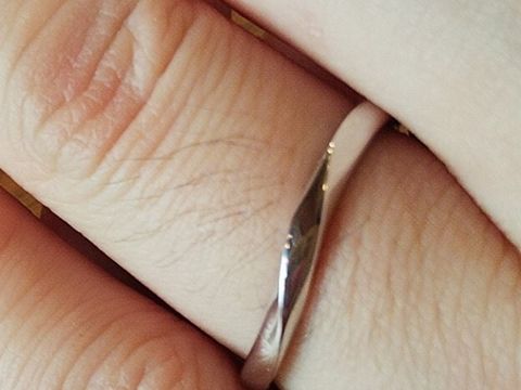 【ith(イズ)の口コミ】 装着感としては着け心地がとても滑らかで、少し大きめでしたが指になじむ…