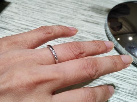 【TRECENTI(トレセンテ)の口コミ】 リングの内側が平らではなく、曲面になっていて、断面は楕円形です。なの…