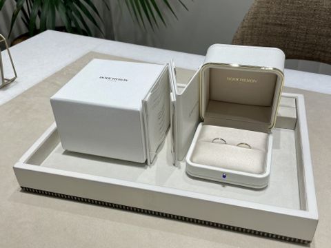 【ブシュロン(BOUCHERON)の口コミ】 重ね付けする婚約指輪との相性も考えて、ゴールドのクルドパリミニにしま…