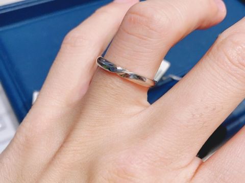 【銀座ダイヤモンドシライシの口コミ】 嵌めると上部にプラチナが結ぼれたような箇所のくるリング。その結ぼれが…