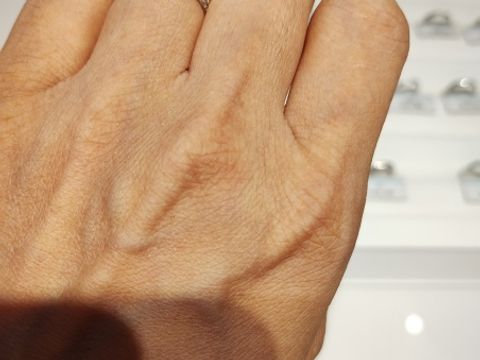 【銀座ダイヤモンドシライシの口コミ】 こだわりの品質のダイヤモンドが流れるように斜めにあしらわれたリングで…